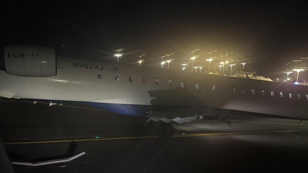 Uno de los aviones perdió una de las alas en el choque.