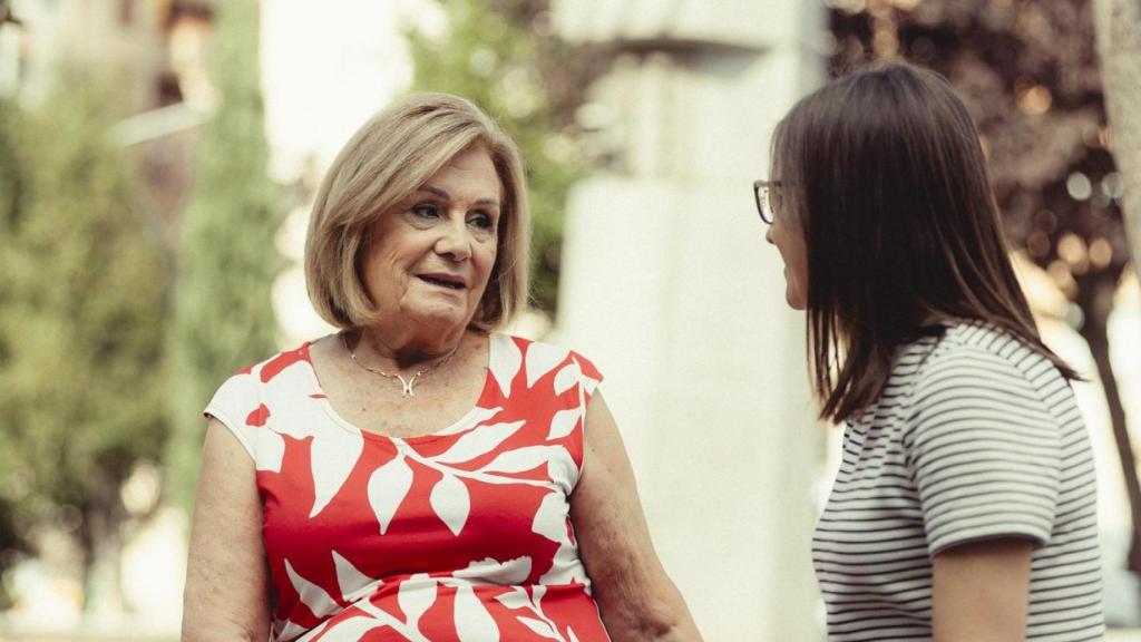 Una mujer habla con otra