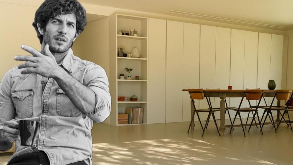 Quim Gutiérrez y el exterior de su casa prefabricada.