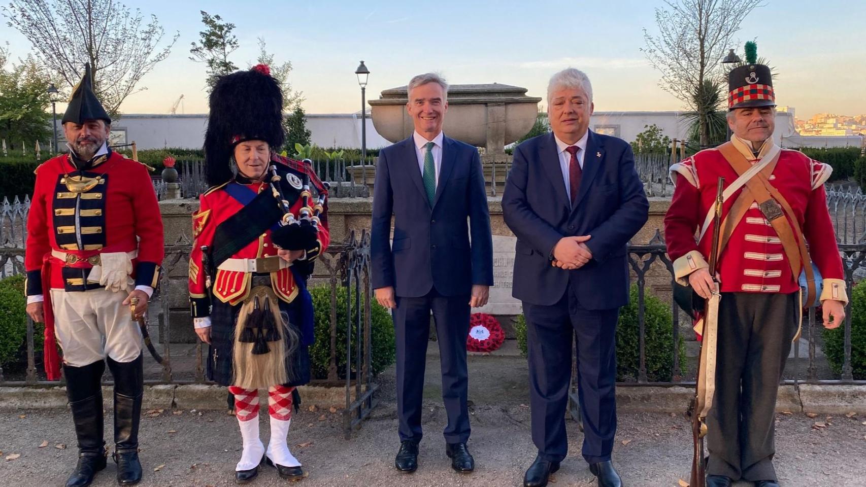 El nuevo embajador británico en España visita la tumba del General Sir John Moore en A Coruña