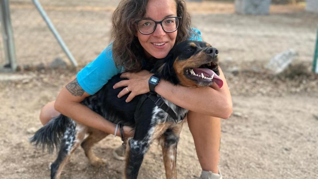 Laura Sancho, educadora canina y fundadora de 'DogAventure', con su perro.