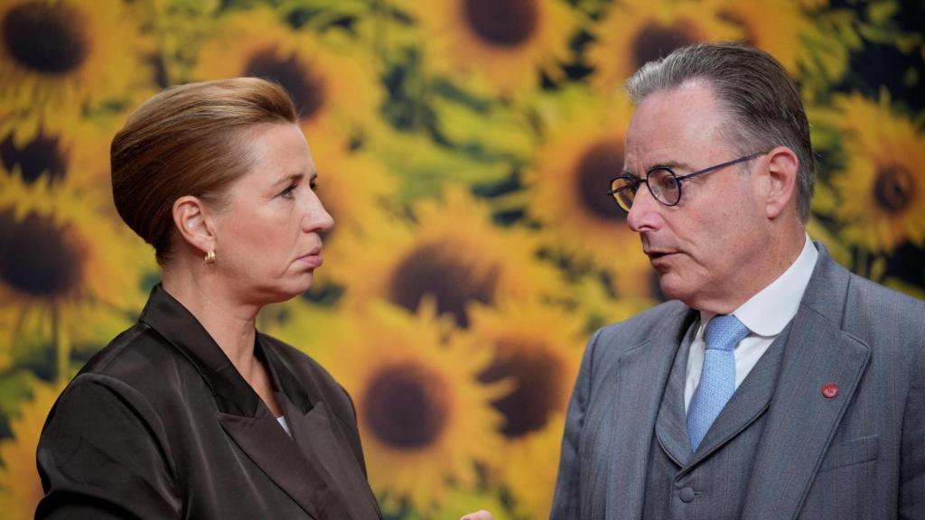 El primer ministro belga, Bart de Wever, conversa con la danesa Mette Frederiksen este jueves durante la cumbre europea de Copenhague
