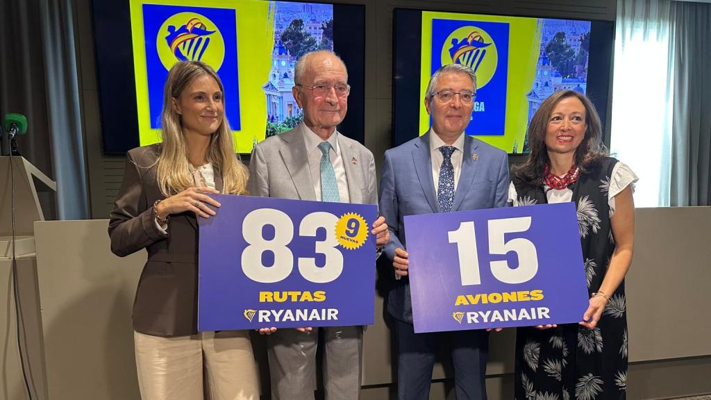 Alejandra Ruiz, Francisco Salado, Francisco de la Torre y Patricia Navarro este pasado octubre en la presentación de la temporada de invierno de Ryanair en Málaga.
