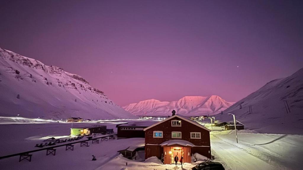 El cielo rosa en la transición de febrero de la noche polar al sol de medianoche