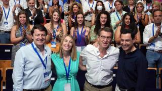 El presidente de la Junta, Alfonso Fernández Mañueco, junto al presidente nacional del Partido, Alberto Núñez Feijoó, la presidenta del PP de Extremadura, María Guardiola, y el presidente de Andalucía, Juanma Moreno, en el 13º Congreso Autonómico del PP de Extremadura, en julio de 2022