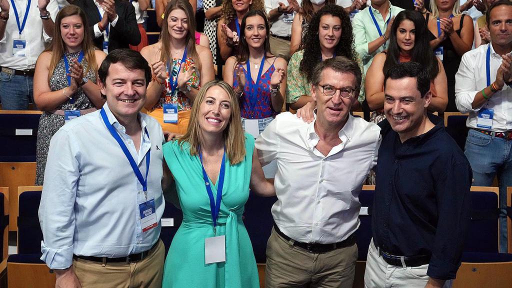 El presidente de la Junta, Alfonso Fernández Mañueco, junto al presidente nacional del Partido, Alberto Núñez Feijoó, la presidenta del PP de Extremadura, María Guardiola, y el presidente de Andalucía, Juanma Moreno, en el 13º Congreso Autonómico del PP de Extremadura, en julio de 2022