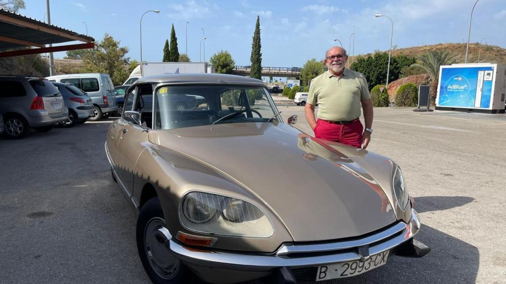 Rafael Tudela, con su tiburón.