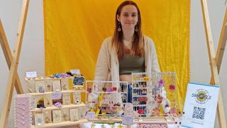 Sun.wels la marca de Santiago que crea joyas de resina y recuerdos