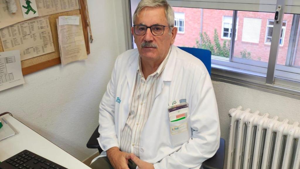 Nicolás González, hematólogo, en su consulta en el Hospital de Teruel