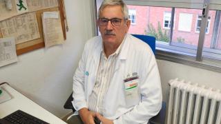 Nicolás González, hematólogo, en su consulta en el Hospital de Teruel
