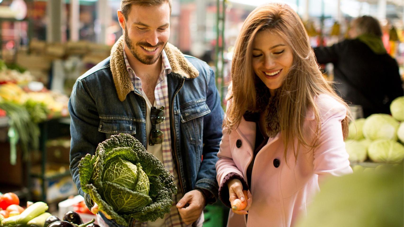 Un puesto de verdura en un mercado.