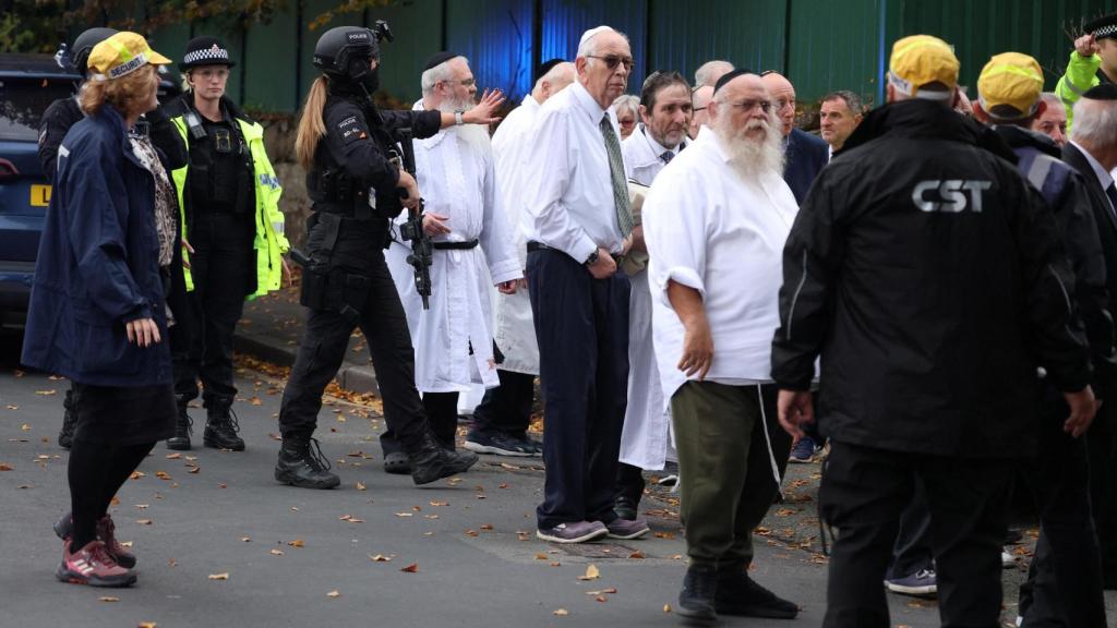 Miembros de la comunidad judía siendo atendidos por los servicios de emergencia.