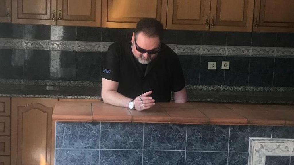 Juan simula la posición en la que estaba cuando fue atacado por Steven.