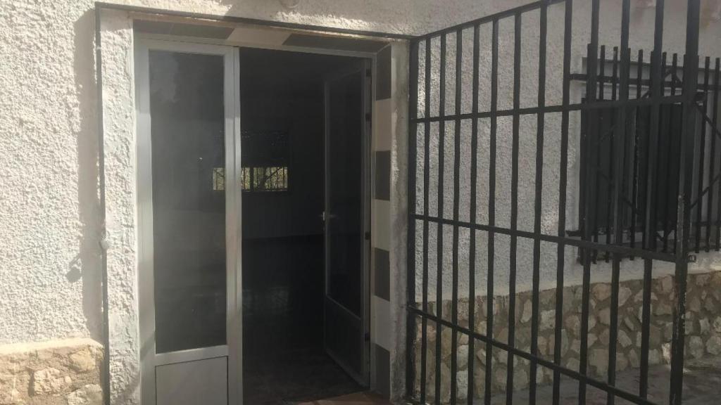 Puerta de entrada a la edificación donde sucedieron parte de los hechos.