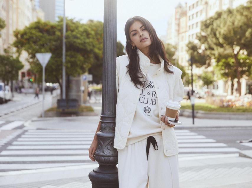 Chaleco acolchado con textura 'suede knit'.