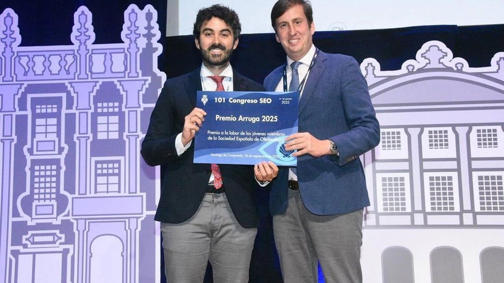Carlos Rocha recogiendo su premio.