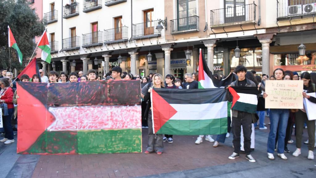 Estudiantes apoyando a Gaza en la Plaza de Fuente Dorada de Valladolid