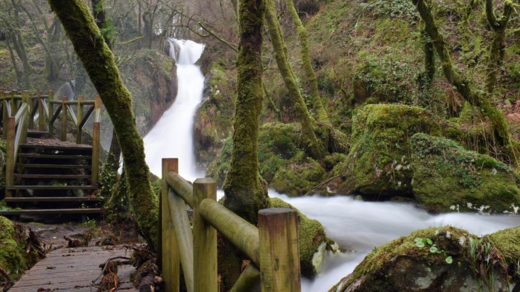 Una de las cascadas de la senda fluvial entre Raxoi y Parafita