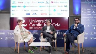 Cuca Paulo (izquierda) y Daniel Aníbal García (derecha) durante el VI Simposio del Observatorio de Sanidad.