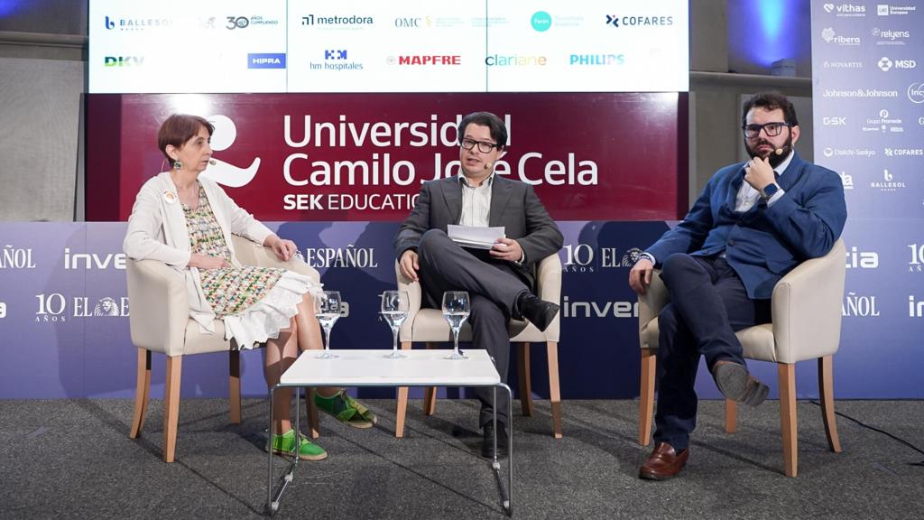 Cuca Paulo (izquierda) y Daniel Aníbal García (derecha) durante el VI Simposio del Observatorio de Sanidad.