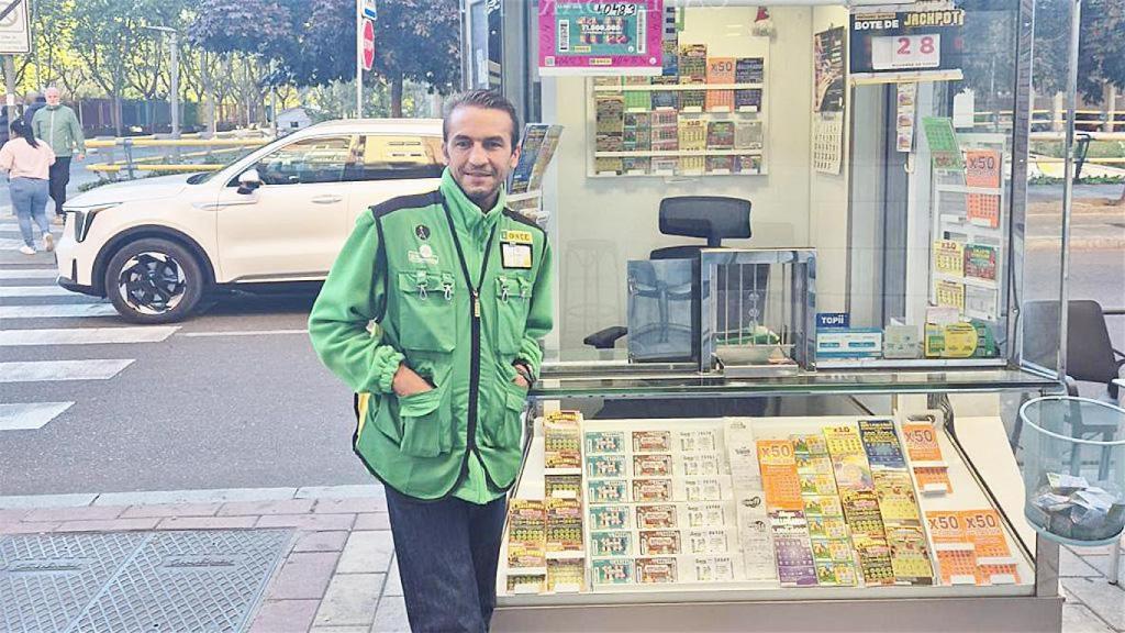 Jairo en su quiosco de la ONCE de Valladolid