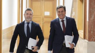 El director de Comunicación de la Junta de Castilla y León, Julio López Revuelta, y el portavoz del Gobierno autonómico, Carlos Fernández Carriedo, a su llegada a la rueda de prensa posterior al Consejo de Gobierno de este jueves