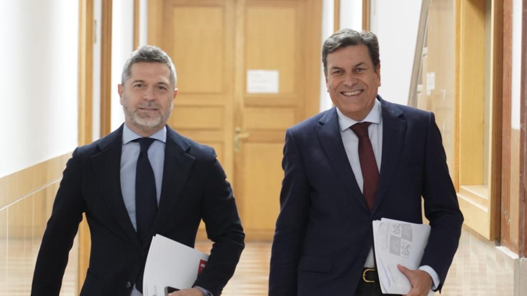 El director de Comunicación de la Junta de Castilla y León, Julio López Revuelta, y el portavoz del Gobierno autonómico, Carlos Fernández Carriedo, a su llegada a la rueda de prensa posterior al Consejo de Gobierno de este jueves