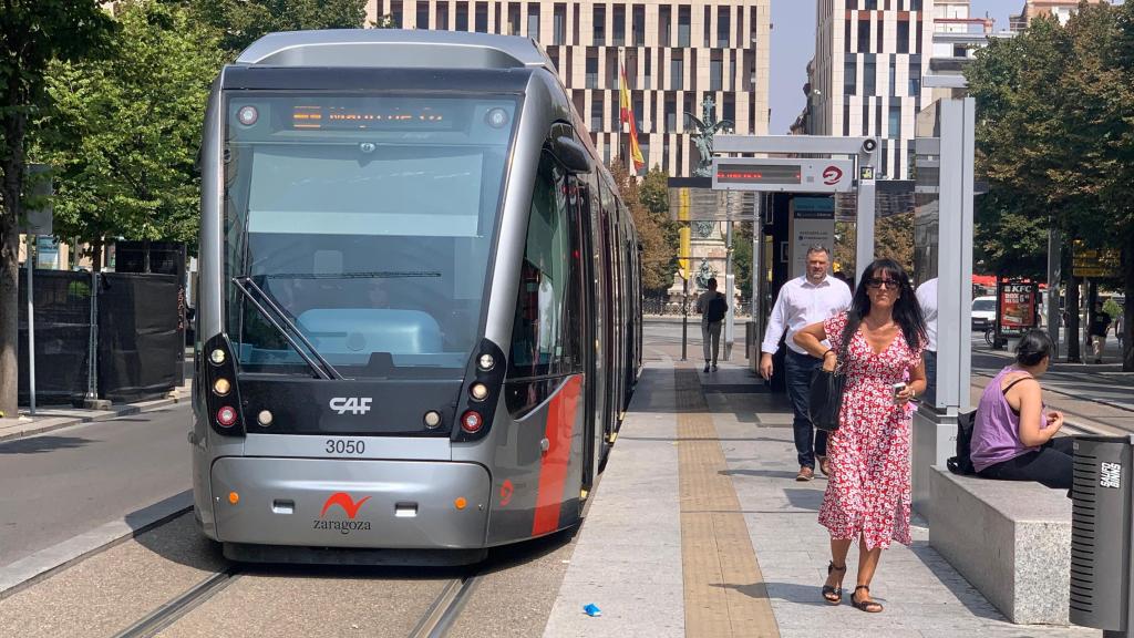 El tranvía de Zaragoza a su paso por el paseo de la Independencia.