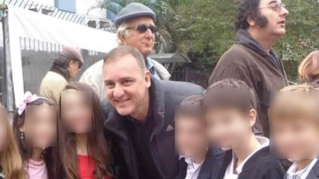 Colegio Israelita Brasileño. Ricardo Martinez junto a alumnos en un trabajo de Política y Ciudadanía.