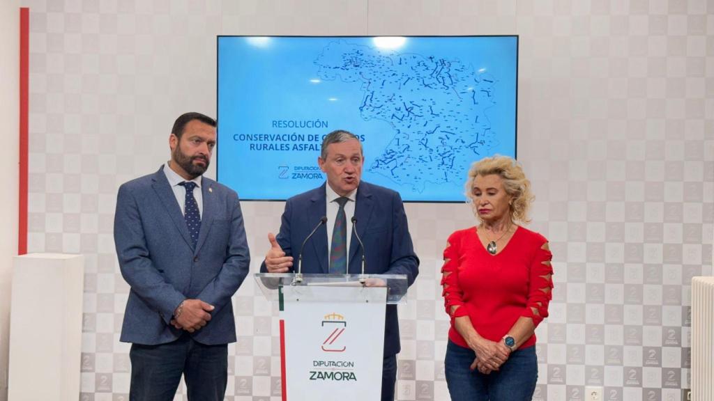 El presidente de la Diputación de Zamora, Javier Faúndez; el diputado de Obras Municipales, Manuel Martín; y la diputada de Carreteras, Atilana Martínez