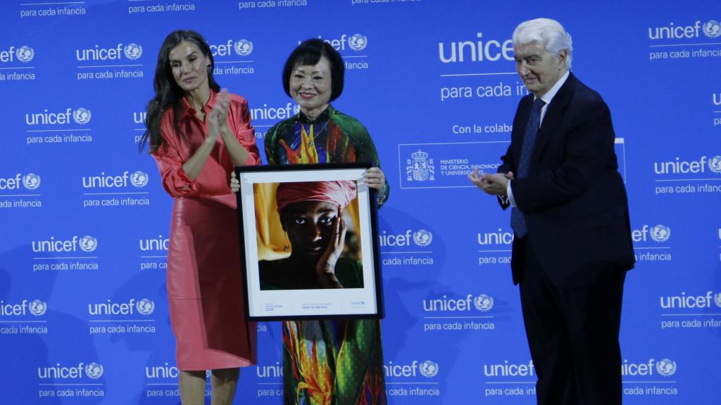 Kim Phuc Phan Thi recoge el galardón de los Premios UNICEF 2025.