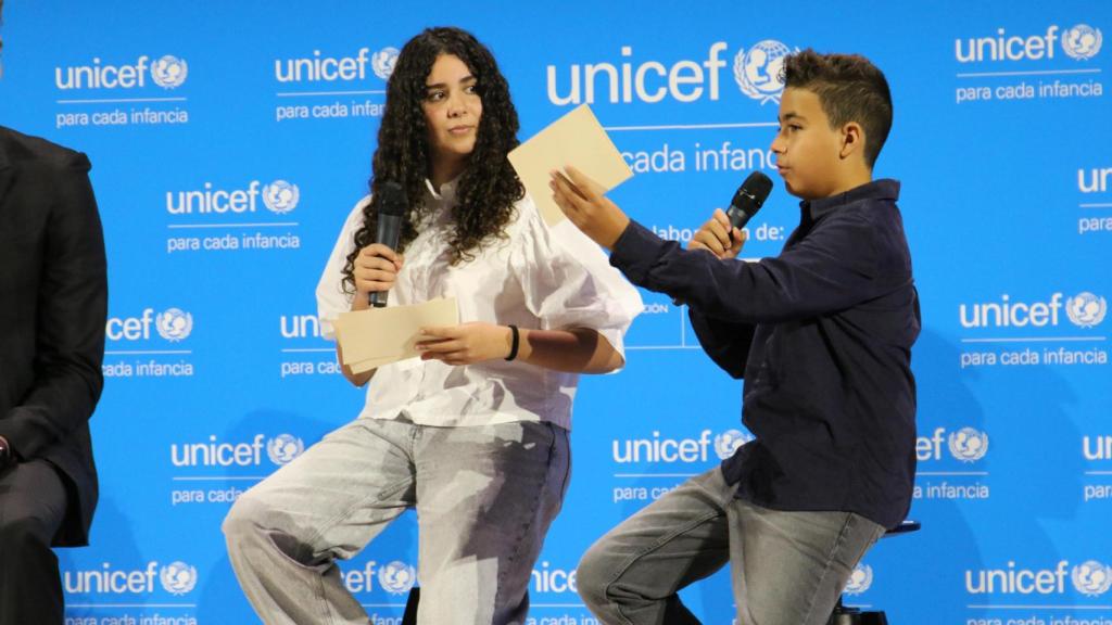 Los representantes de Cibercorresponsales recogen el Premio UNICEF 2025.