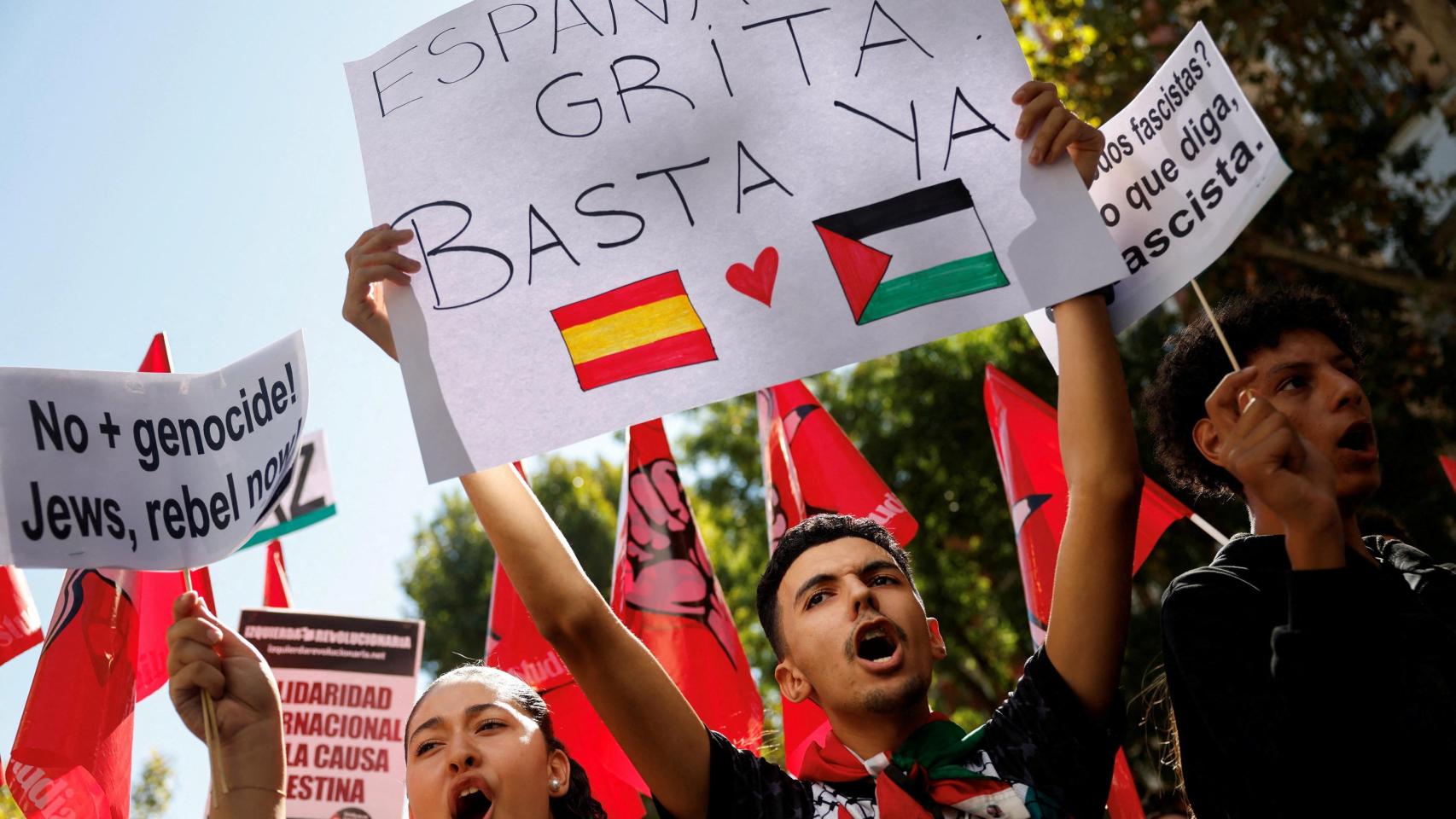 Estudiantes hacen huelga estudiantil para apoyar a los palestinos en Gaza.