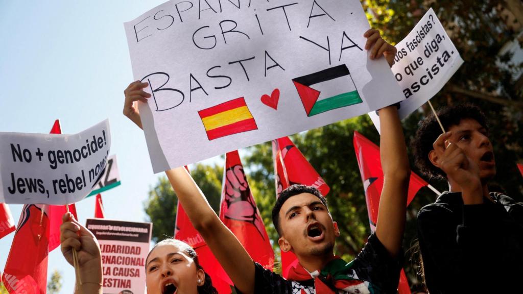 Estudiantes hacen huelga estudiantil para apoyar a los palestinos en Gaza.