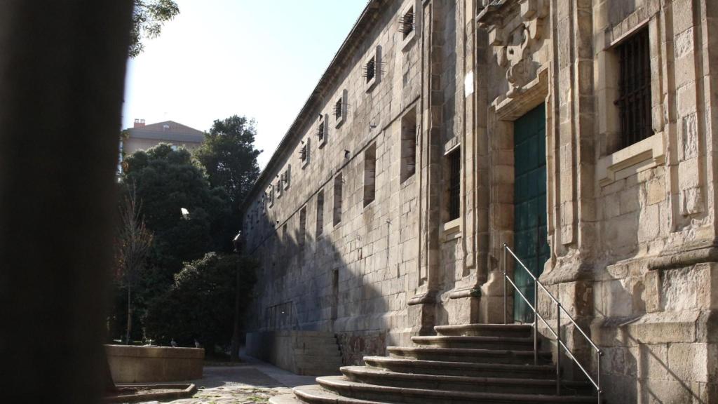 Entrada de la iglesia de las Capuchinas y lateral del Museo de Belas Artes en A Coruña.
