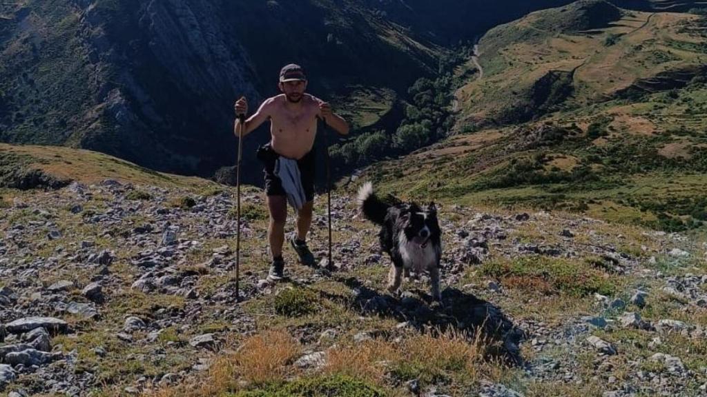 Manu junto a su perro durante un entrenamiento