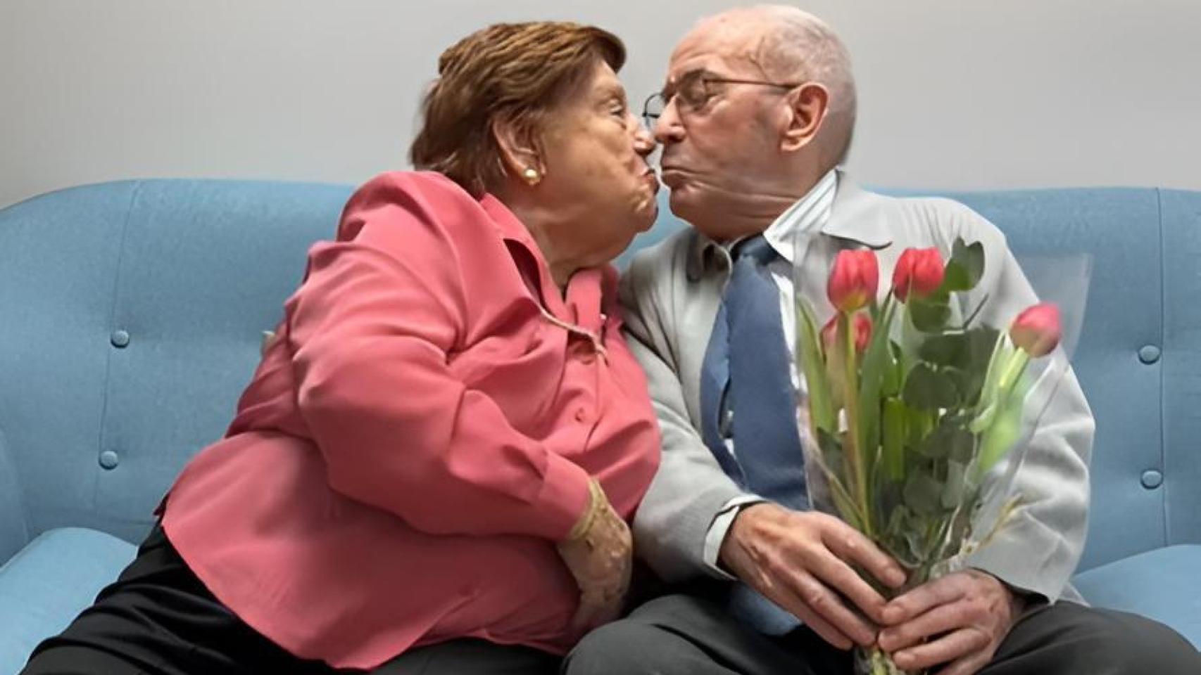 La pareja sigue igual de enamorada que el primer día.