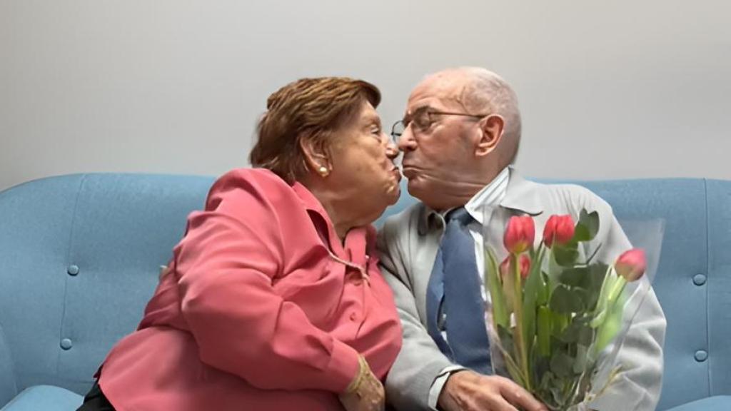 La pareja sigue igual de enamorada que el primer día.