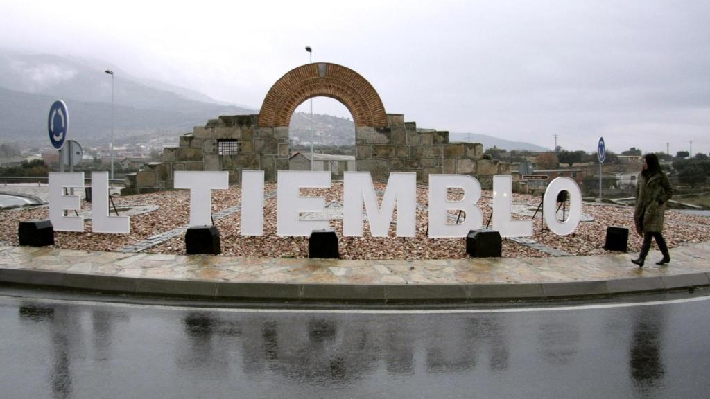 Entrada principal a la localidad abulense de El Tiemblo