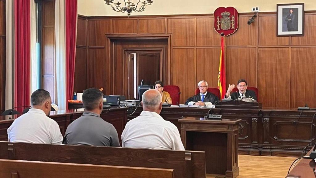 Imagen de los tres acusados durante el veredicto del jurado popular.