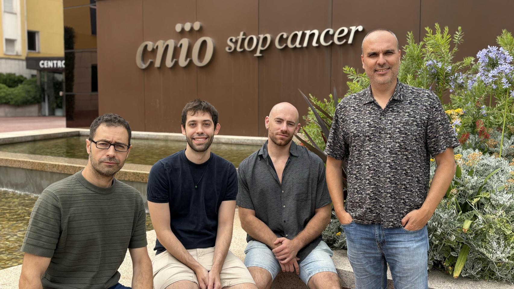 A la derecha, Felipe Cortés, junto los investigadores del CNIO Israel Salguero, Daniel Giménez, Ernesto López.