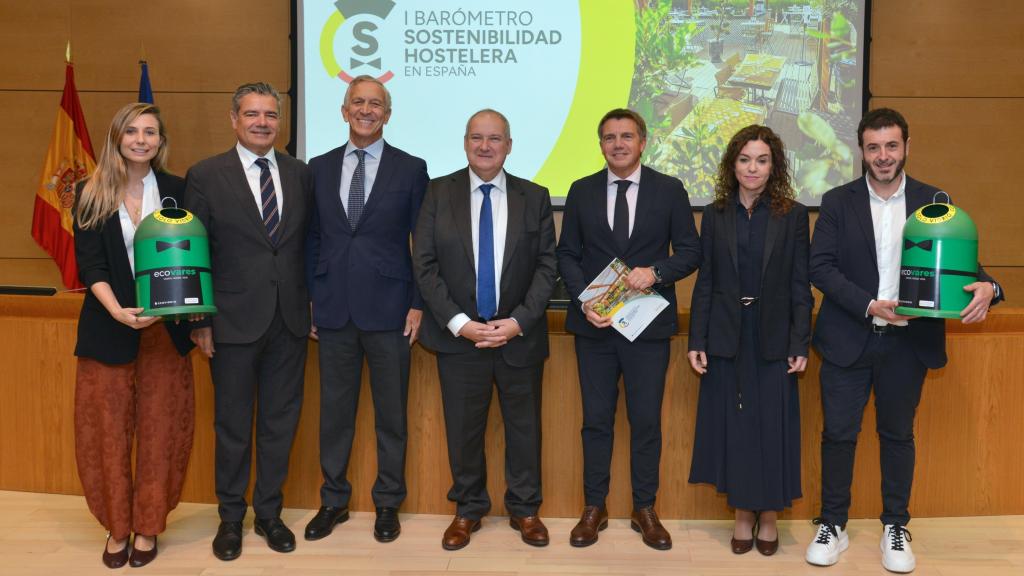 De izquierda a derecha: Beatriz Egido, directora de Comunicación y Sostenibilidad de Ecovidrio; Emilio Gallego, secretario general de Hostelería de España; José Manuel Núñez-Lagos, Director General de Ecovidrio; Jordi Hereu, ministro de Industria y Turismo; José Luis Alvarez, presidente de Hostelería de España; Rosario Sánchez, secretaria de Estado de Turismo y el cocinero Ricard Camarena.