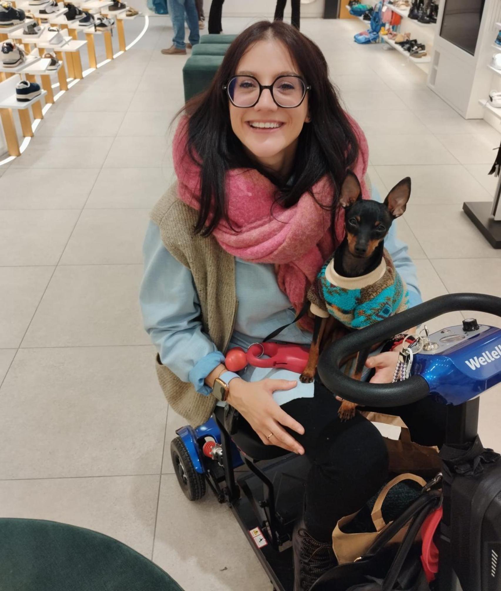Cate junto con su perro Lino