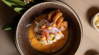 El restaurante de Barcelona recomendado por la Guía Michelin donde comer por 30€ en lo alto de un rascacielos