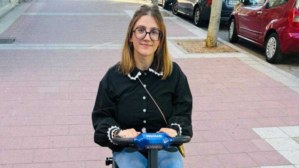Imagen de Cate con su nueva silla de ruedas