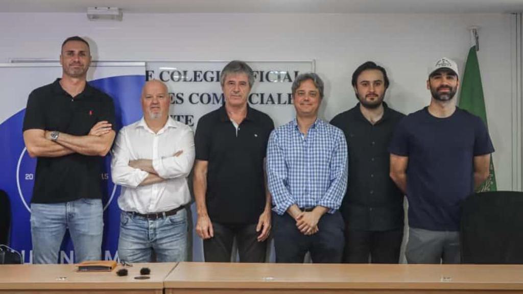 Los dirigentes del Lucentum durante la presentación del complejo deportivo para la cantera del club.