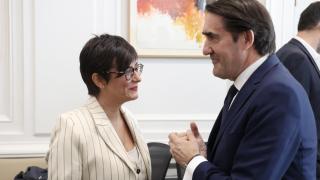 El consejero de Medio Ambiente, Vivienda y Ordenación del Territorio, Juan Carlos Suárez-Quiñones, junto a la ministra de  Vivienda, Isabel Rodríguez.