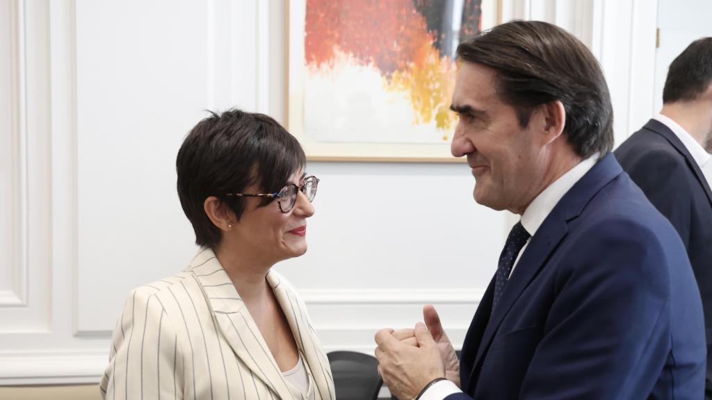 El consejero de Medio Ambiente, Vivienda y Ordenación del Territorio, Juan Carlos Suárez-Quiñones, junto a la ministra de  Vivienda, Isabel Rodríguez.