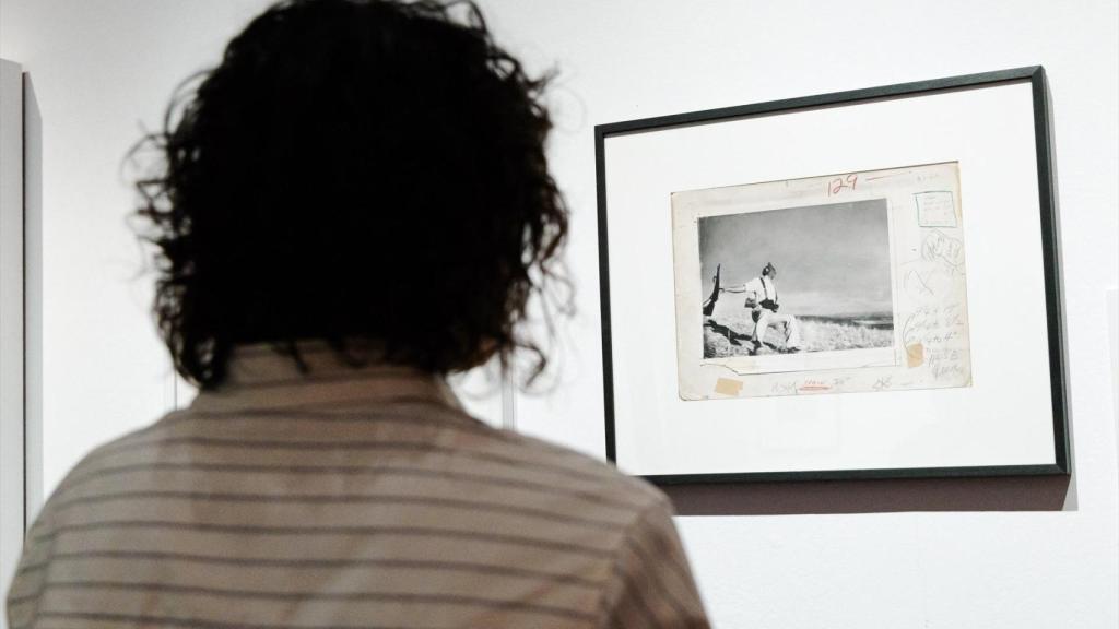 La fotografía 'Muerte de un miliciano' en la exposición del Círculo de Bellas Artes. Foto: Carlos Luján/ Europa Press.