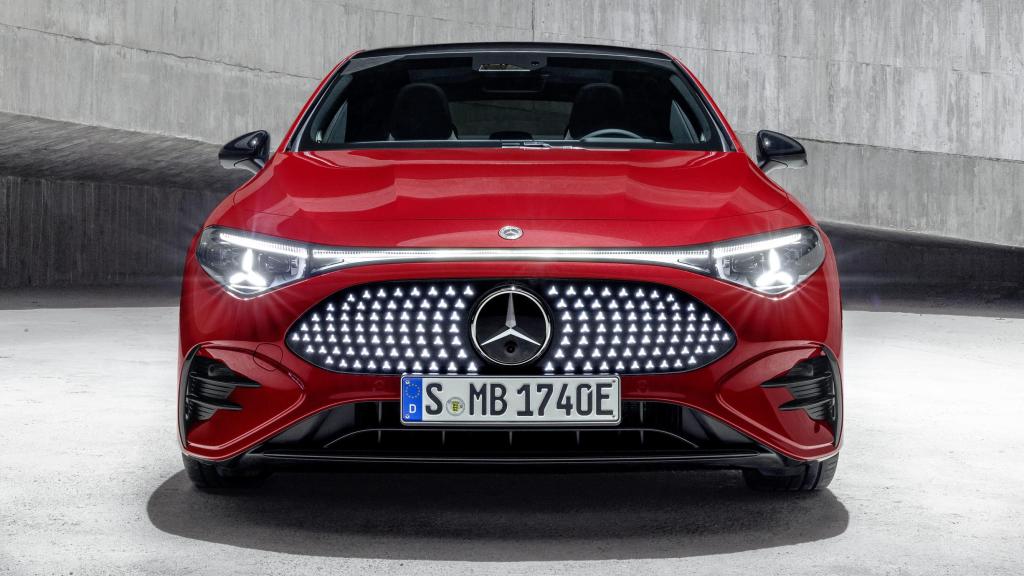 Vista frontal del nuevo Mercedes-Benz CLA eléctrico